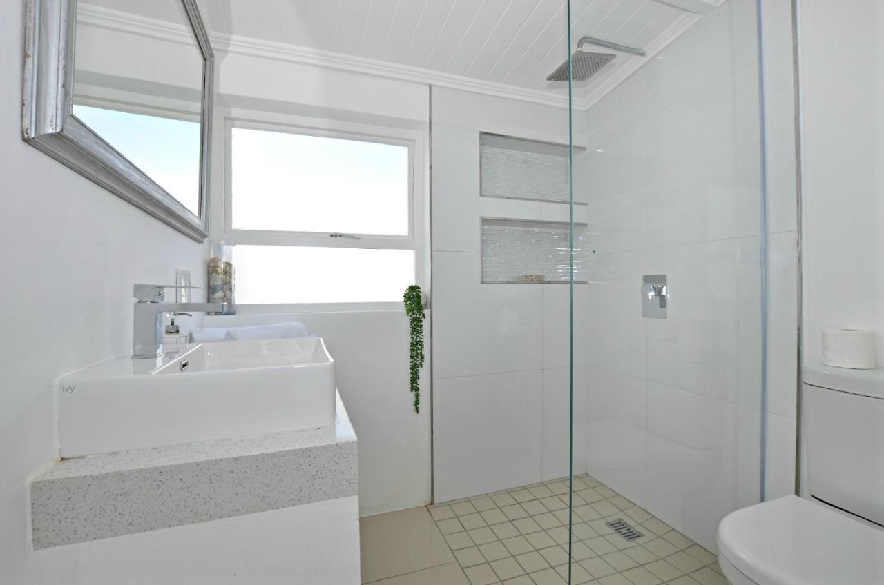 White Waves Beach House Bloubergstrand Exteriör bild